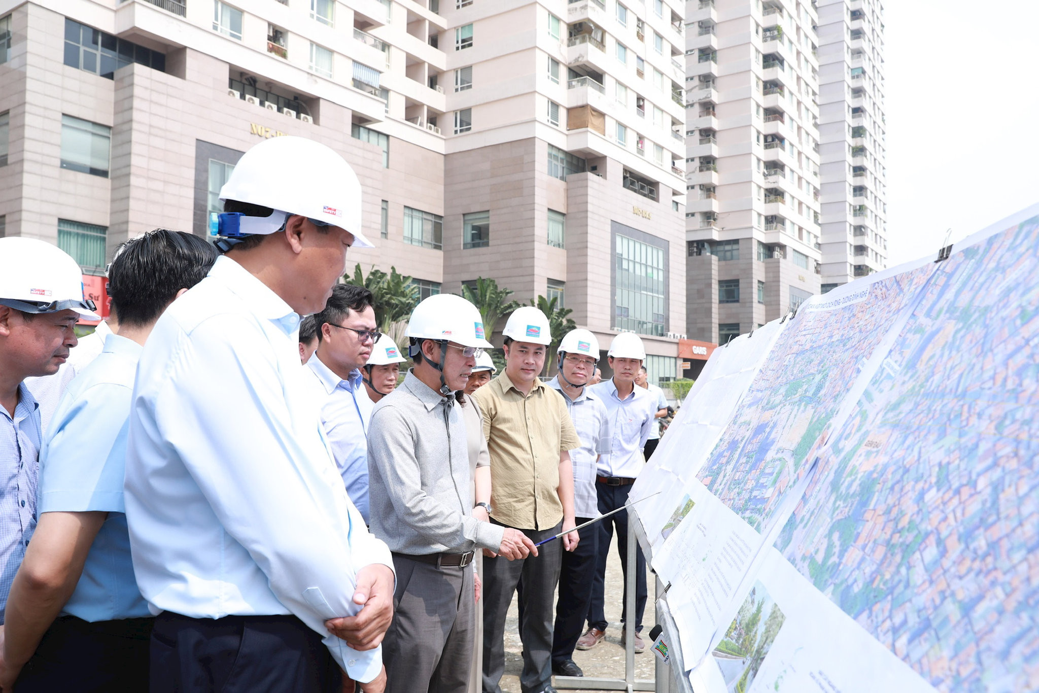 Đoạn từ Nguyễn Trãi (Quốc lộ 6) đến Đầm Hồng trên địa bàn phường Khương Đình tổ chức thi công đồng thời 3 mũi. Phó Bí thư Thường trực Thành ủy Nguyễn Trọng Đông yêu cầu khẩn trương hoàn thiện các hạng mục còn lại