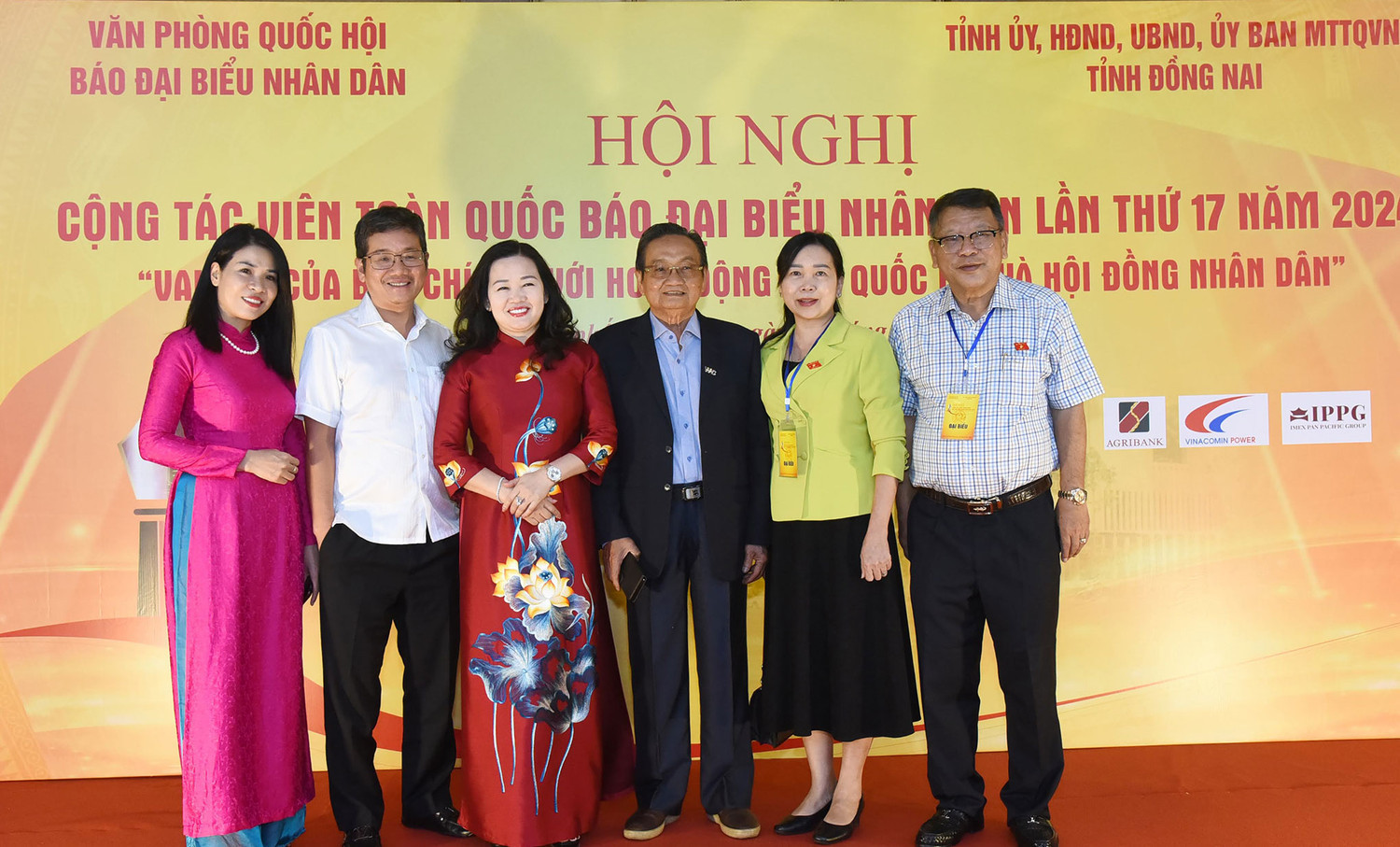 Các đại biểu chụp ảnh lưu niệm tại Hội nghị Cộng tác viên toàn quốc Báo Đại biểu Nhân dân năm 2024