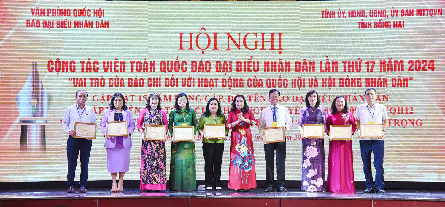 Tổng Biên tập Báo Đại biểu Nhân dân Phạm Thị Thanh Huyền trao giấy khen cho các cộng tác viên xuất sắc năm 2024