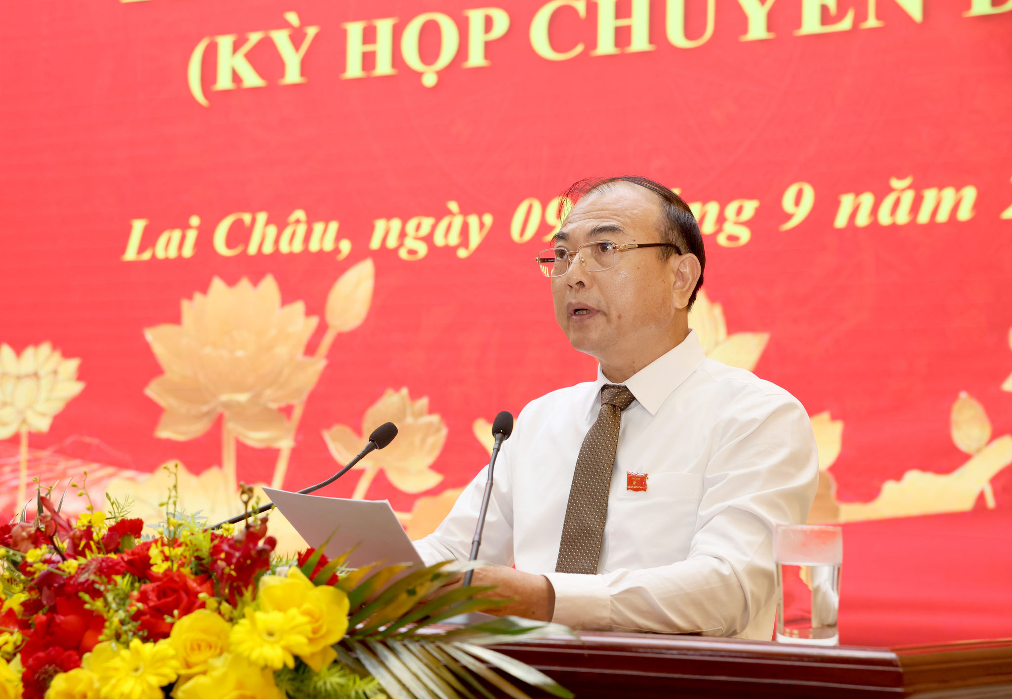 Phó Chủ tịch UBND tỉnh Nguyễn Sỹ Cảnh trình bày các tờ trình dự thảo nghị quyết trình kỳ họp.