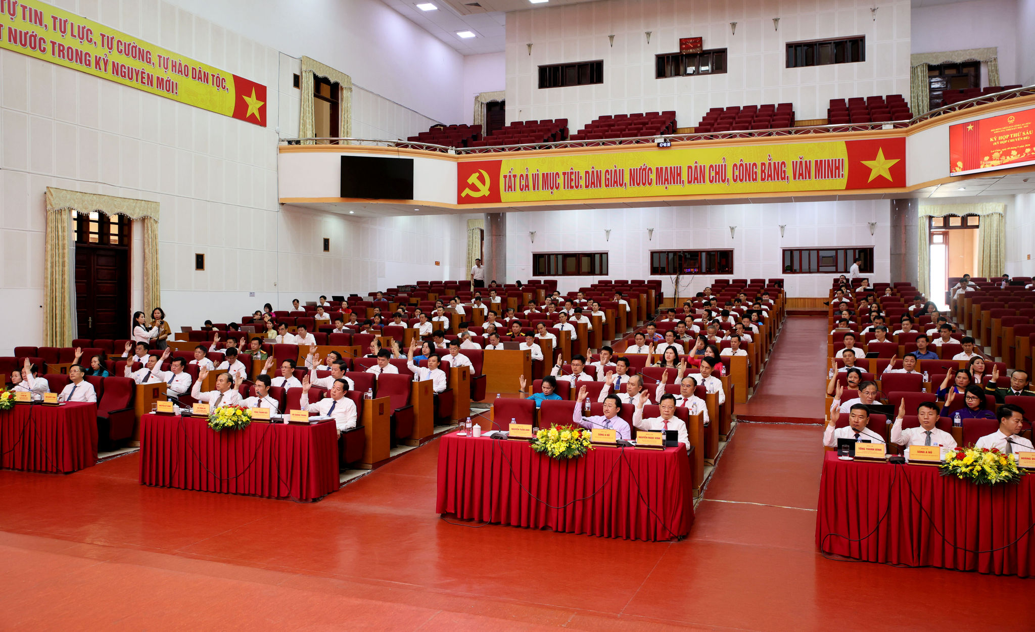 Đại biểu tham dự kỳ họp.