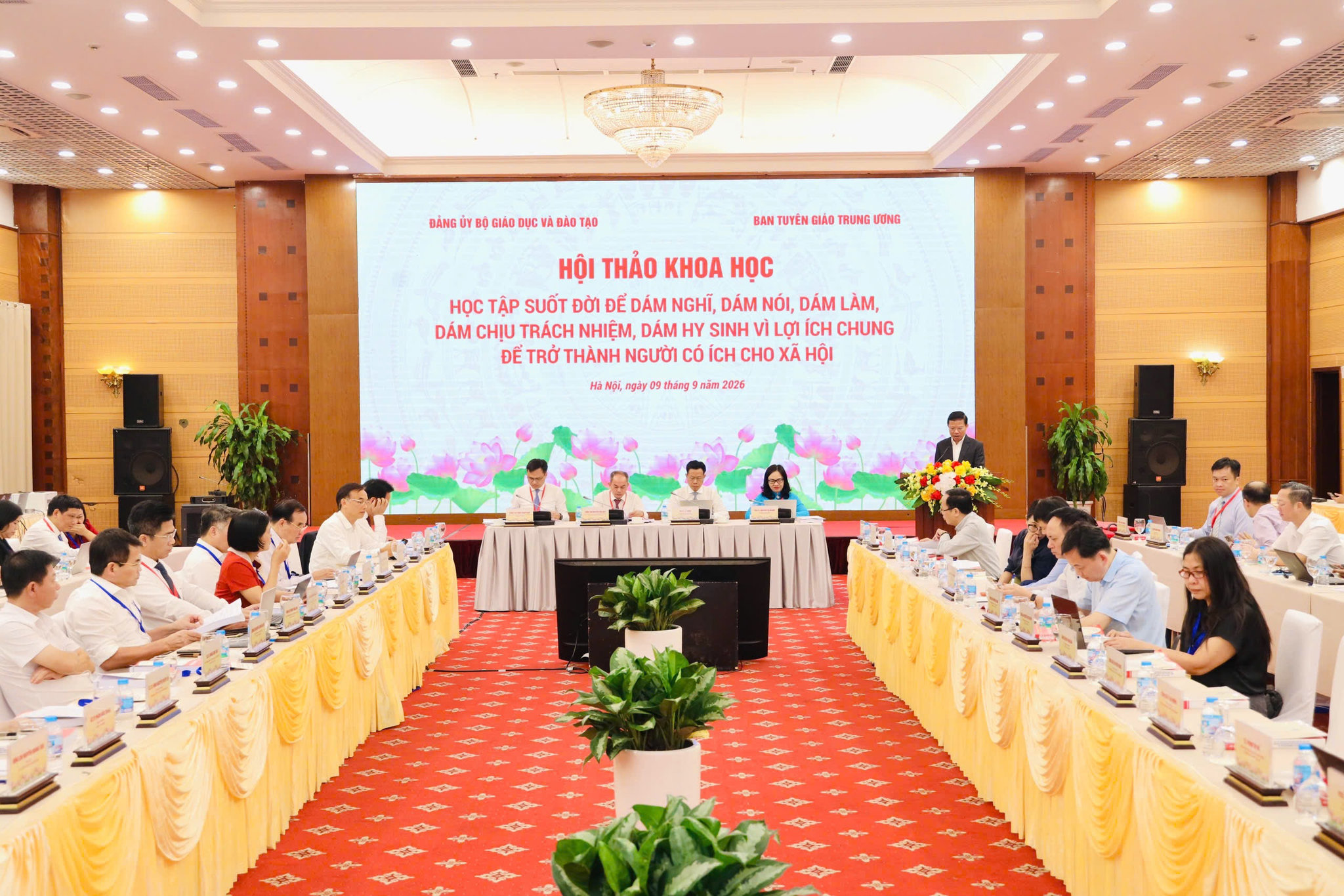 Toàn cảnh hội thảo: “Học tập suốt đời để dám nghĩ, dám nói, dám làm, dám chịu trách nhiệm, dám hy sinh vì lợi ích chung để trở thành người có ích cho xã hội”.