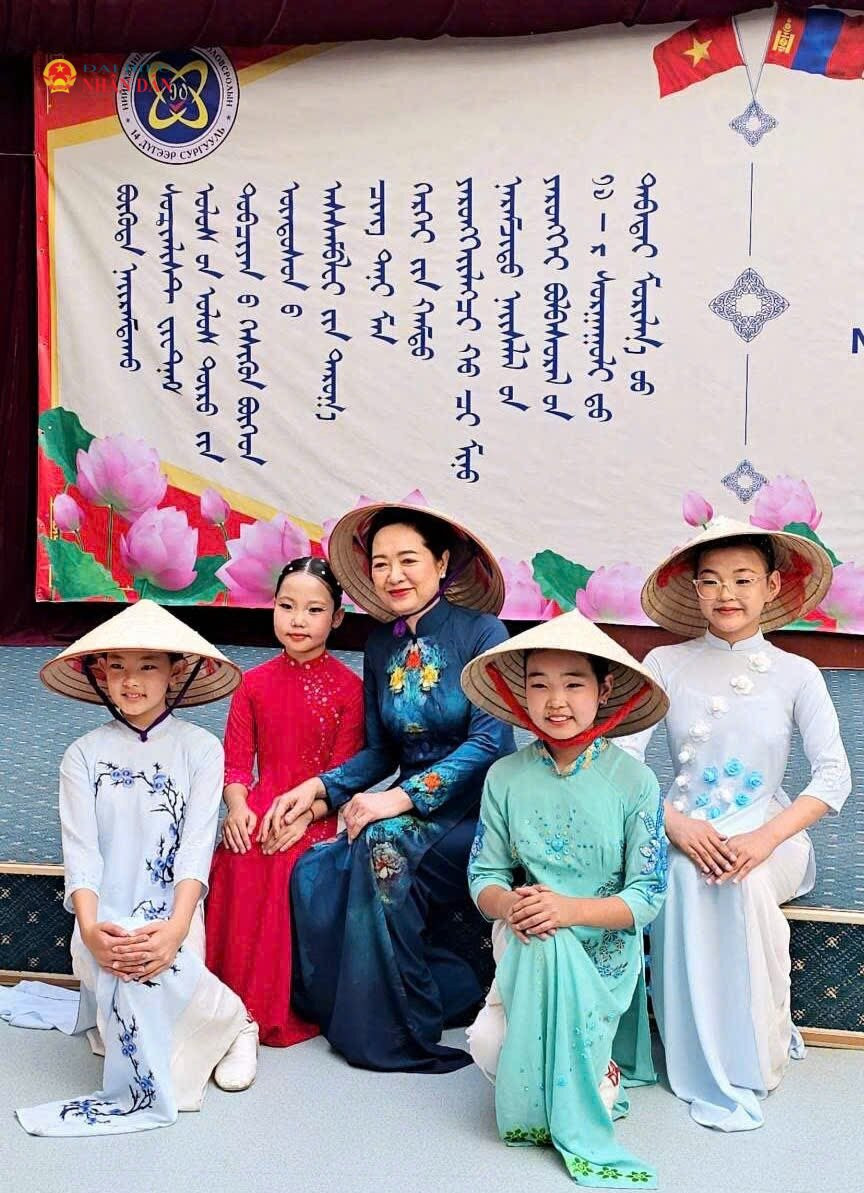 Phu nhân Nguyễn Thị Thanh Nga với các em học sinh Trường liên cấp số 14 mang tên Chủ tịch Hồ Chí Minh
