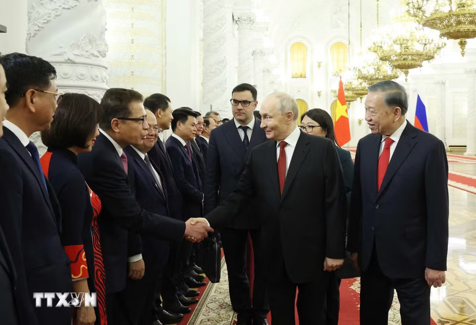 Tổng Bí thư, Chủ tịch nước Tô Lâm giới thiệu với Tổng thống Liên bang Nga Vladimir Putin thành phần đoàn chính thức phía Việt Nam tham dự Lễ đón