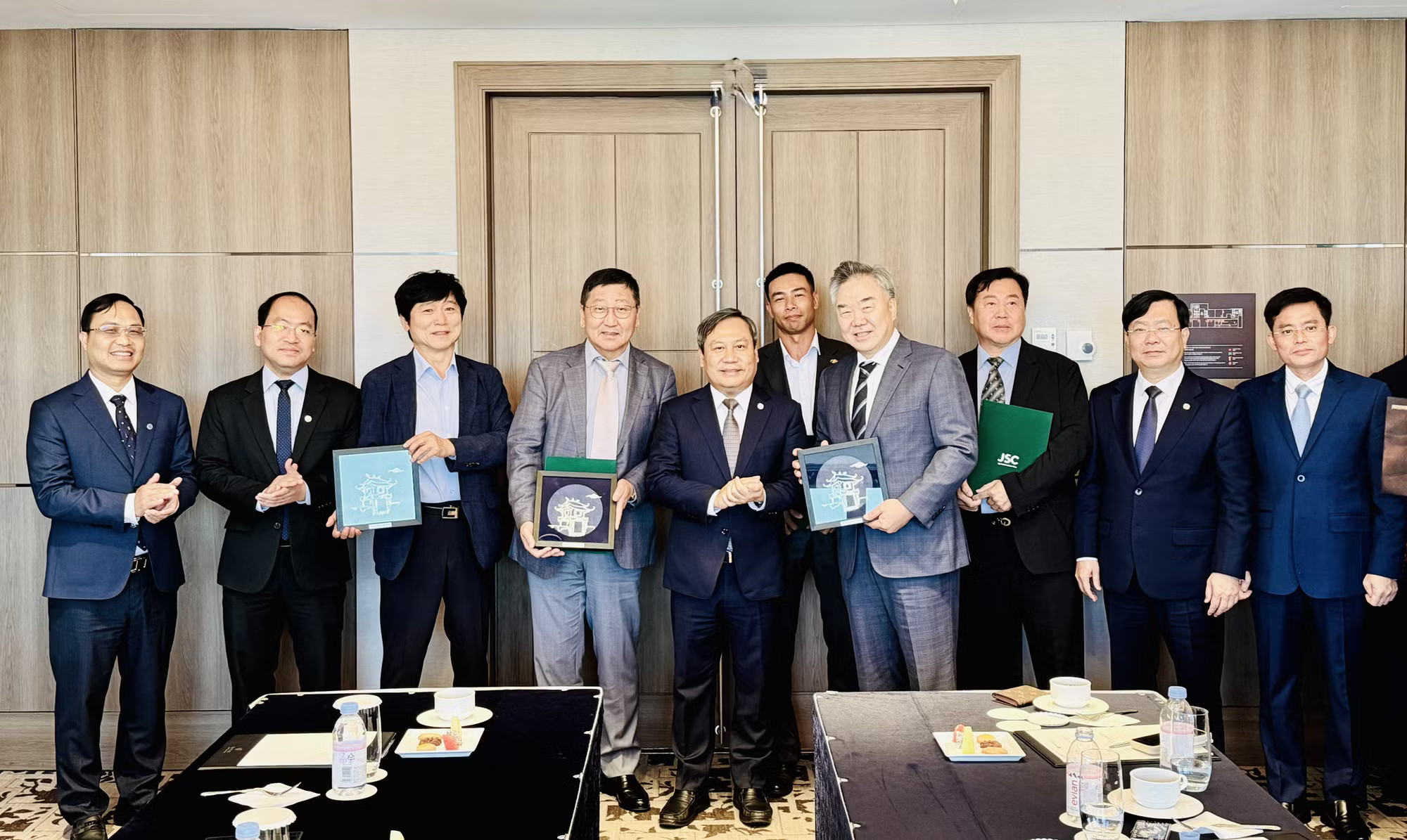 Chủ tịch Ủy ban nhân dân Thành phố Hà Nội Vũ Đại Thắng chụp ảnh cùng Liên minh đầu tư gồm Tập đoàn Jeju Semiconductor, APACT (Hàn Quốc) và Tập đoàn FPT (Việt Nam)