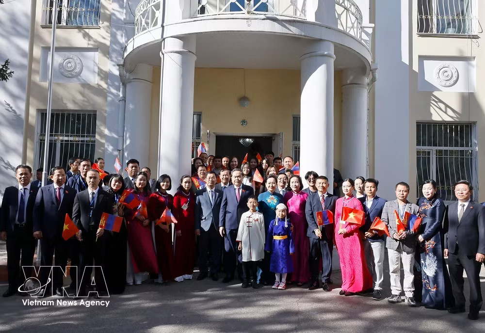 NA President Tran Thanh Man and his spouse take a joint photo with Vietnamese embassy staff and community representatives on September 9. (Photo: VNA) vnanet-e.jpg
