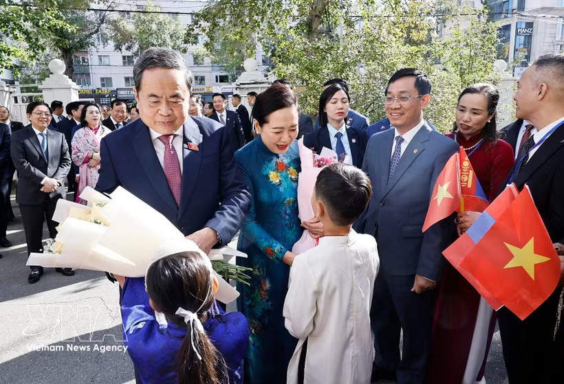 NA President Tran Thanh Man and his spouse, Nguyen Thi Thanh Nga, are welcomed by Vietnamese embassy staff and community representatives in Ulaanbaatar on September 9. (Photo: VNA)
