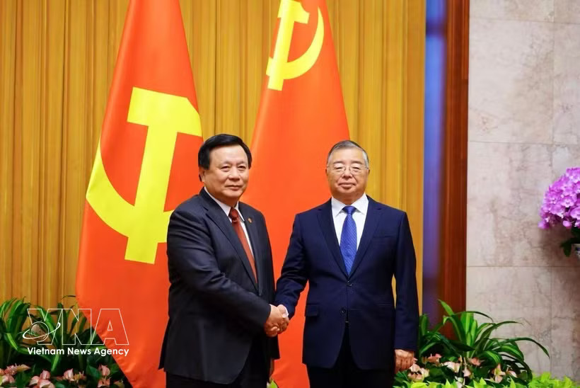 Nguyen Xuan Thang, member of the 13th Party Central Committee's Political Bureau and Chairman of the Central Theory Council (left) and Li Shulei, Politburo member, Secretary of the CPC Central Committee’s Secretariat, and Head of the CPC Central Committee’s Publicity Department, (Photo: VNA)