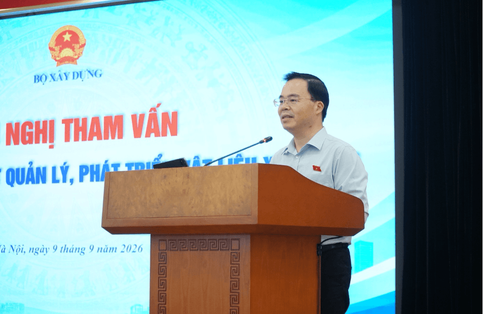Ông Trần Văn Khải, Phó chủ nhiệm Ủy ban Khoa học, Công nghệ và Môi trường của Quốc hội phát biểu tại hội nghị.