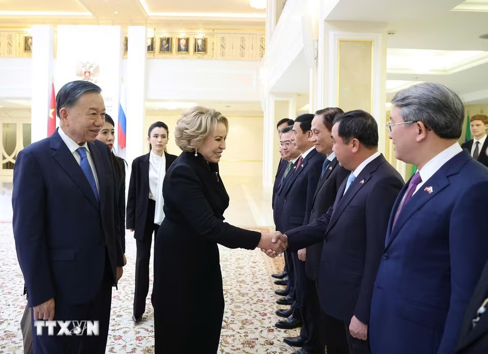 Tổng Bí thư, Chủ tịch nước Tô Lâm giới thiệu thành viên đoàn cấp cao Việt Nam với Chủ tịch Hội đồng Liên bang Quốc hội Nga V. Matvienko