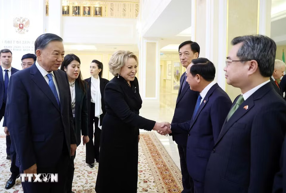 Tổng Bí thư, Chủ tịch nước Tô Lâm giới thiệu thành viên đoàn cấp cao Việt Nam với Chủ tịch Hội đồng Liên bang Quốc hội Nga V. Matvienko