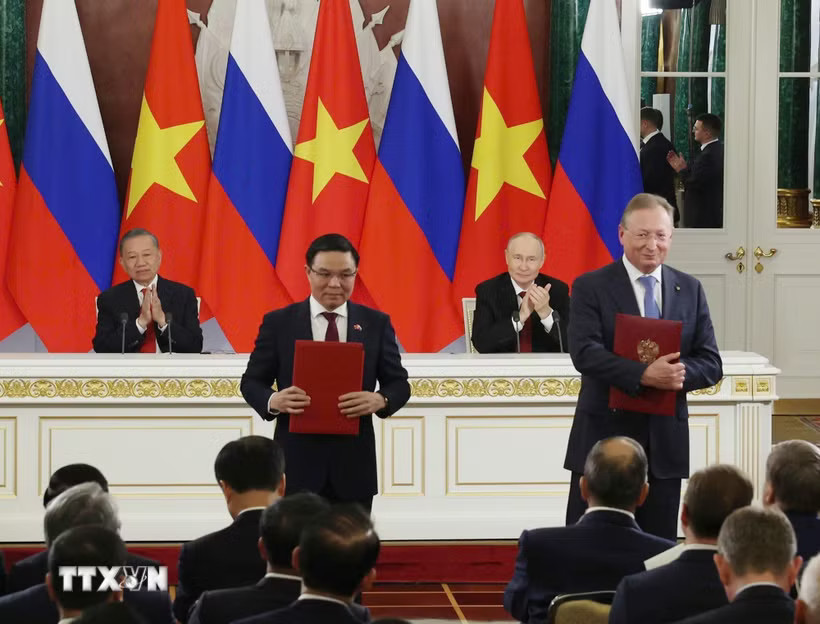 Tổng Bí thư, Chủ tịch nước Tô Lâm và Tổng thống Nga Vladimir Putin chứng kiến Lễ trao văn kiện hợp tác giữa hai nước
