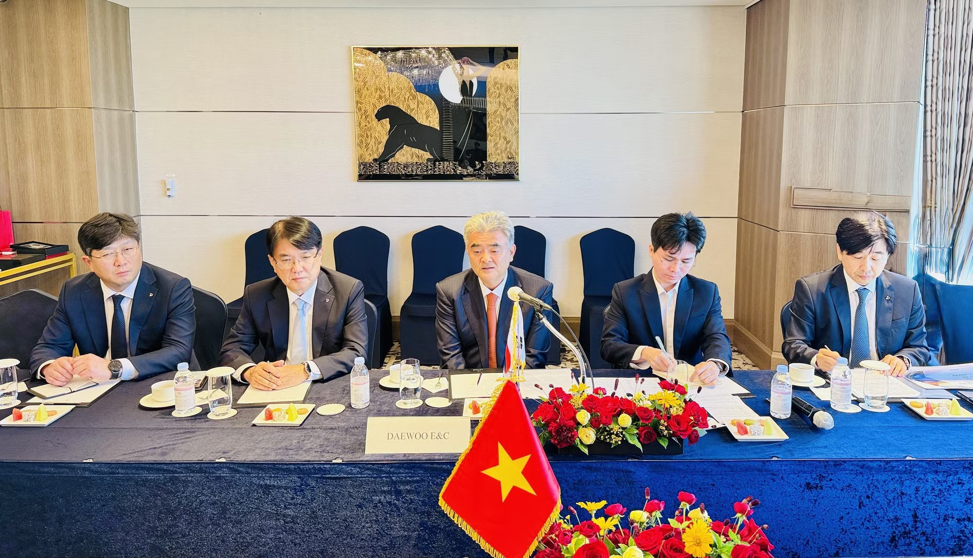 Chủ tịch Ủy ban nhân dân Thành phố Hà Nội Vũ Đại Thắng làm việc với Ban lãnh đạo Tập đoàn Daewoo E&C