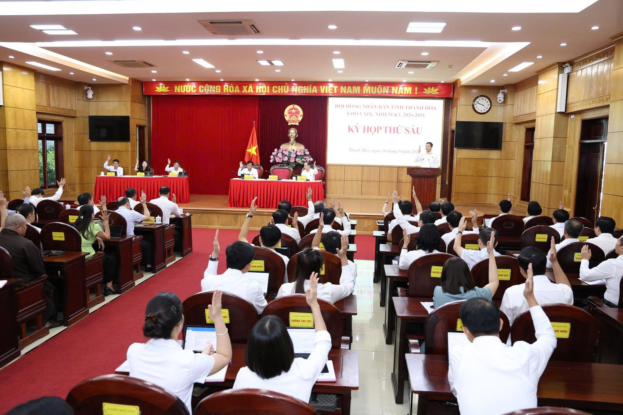 HĐND biểu quyết thông qua các nghị quyết tại kỳ họp