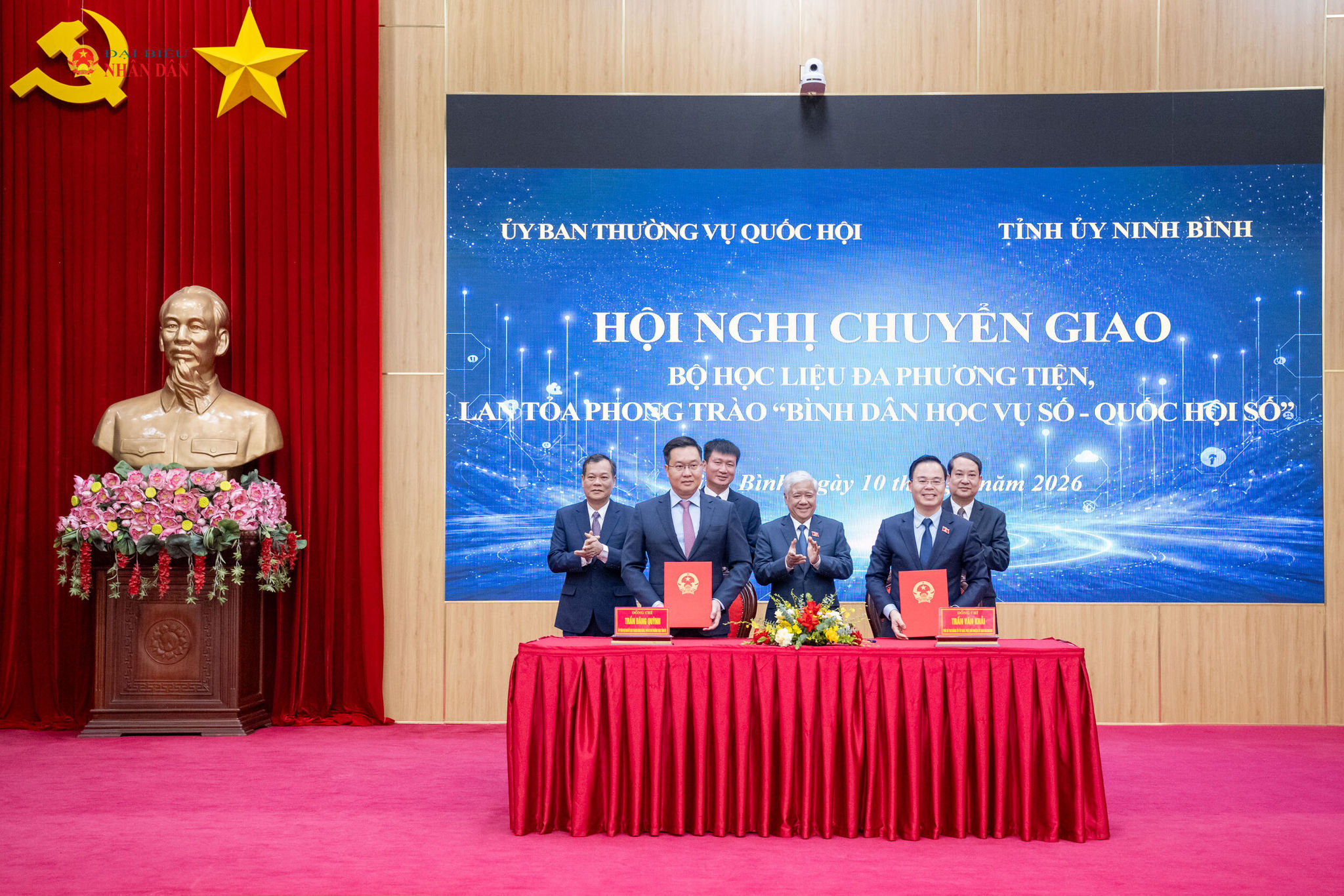 Ủy ban Khoa học, Công nghệ và Môi trường chuyển giao Bộ học liệu đa phương tiện phục vụ phong trào