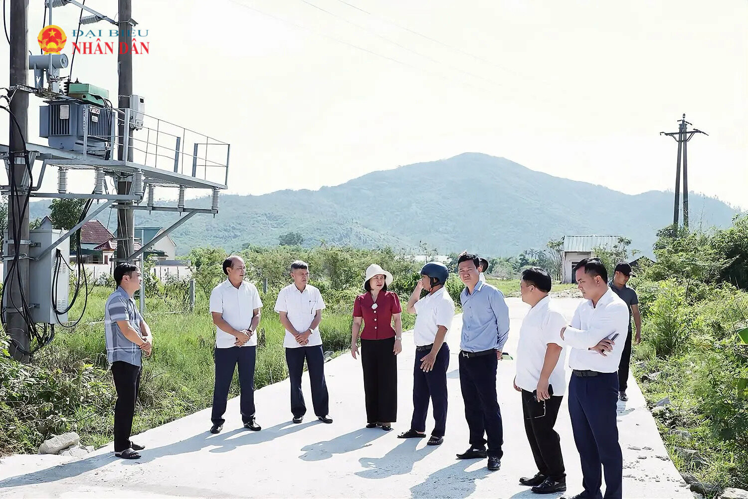 Ban Kinh tế - Ngân sách sát thực trạng hệ thống đường dây, trạm biến áp do HTX Dịch vụ Điện Xuân Viên quản lý. Ảnh: Xuân Hoa