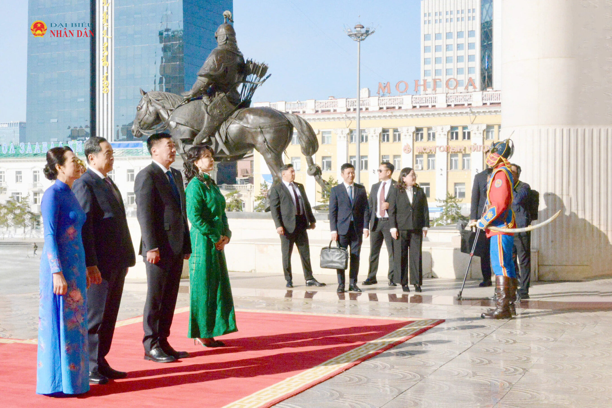 Chủ tịch Quốc hội Mông Cổ Sandag Byambatsogt và Phu nhân chủ trì lễ đón trọng thể Chủ tịch Quốc hội Trần Thanh Mẫn và Phu nhân. Ảnh: L. Hiển.