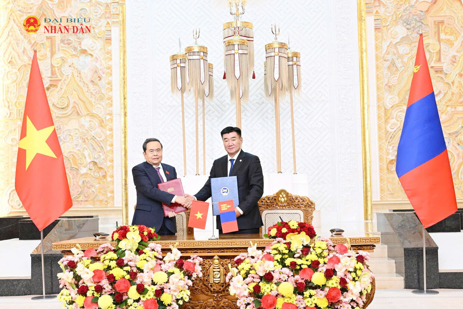 Chủ tịch Quốc hội Trần Thanh Mẫn và Chủ tịch Quốc hội Mông Cổ Sandag Byambatsogt ký bản ghi nhớ về hợp tác giữa Quốc hội Việt Nam và Quốc hội Mông Cổ