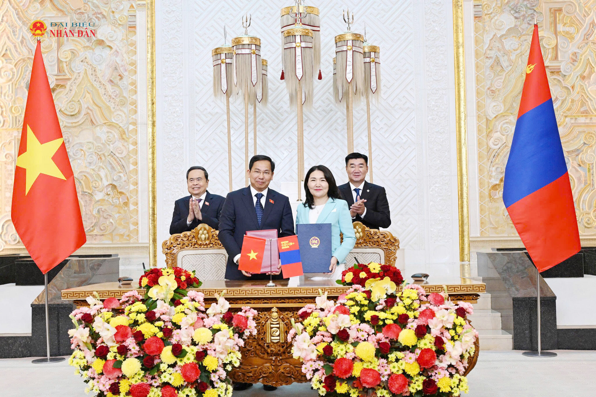 Chủ tịch Quốc hội Trần Thanh Mẫn và Chủ tịch Quốc hội Mông Cổ Sandag Byambatsogt chứng kiến Tổng Thư ký Quốc hội, Chủ nhiệm Văn phòng Quốc hội Lê Quang Mạnh và Chủ nhiệm Văn phòng Quốc hội Mông Cổ Ulziisaikhan Luvsandorj ký bản ghi nhớ hợp tác giữa Văn phòng Quốc hội hai nước