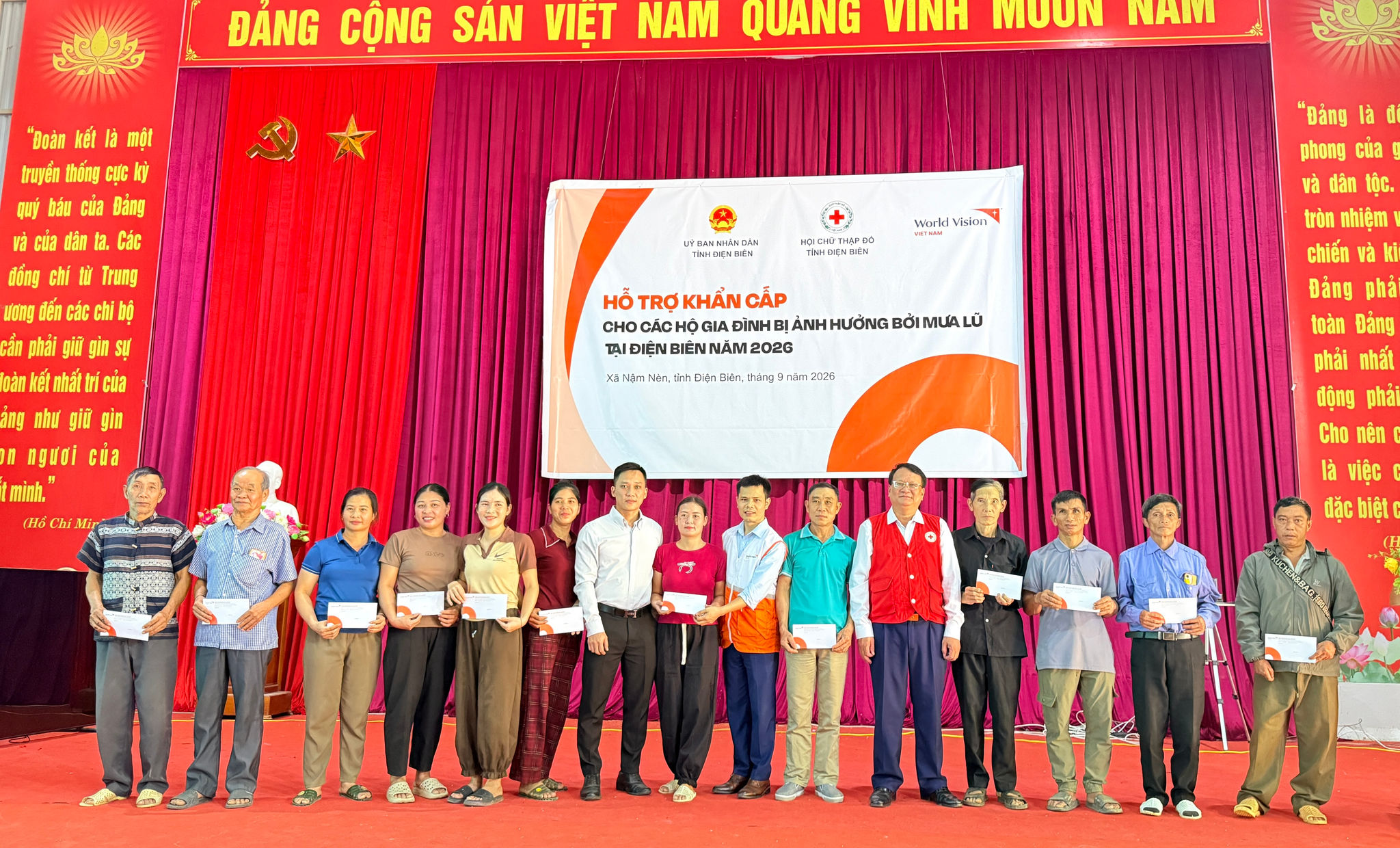 World Vision International tại Việt Nam, Hội Chữ Thập Đỏ, UBND các tỉnh trao quà hỗ trợ cho người dân