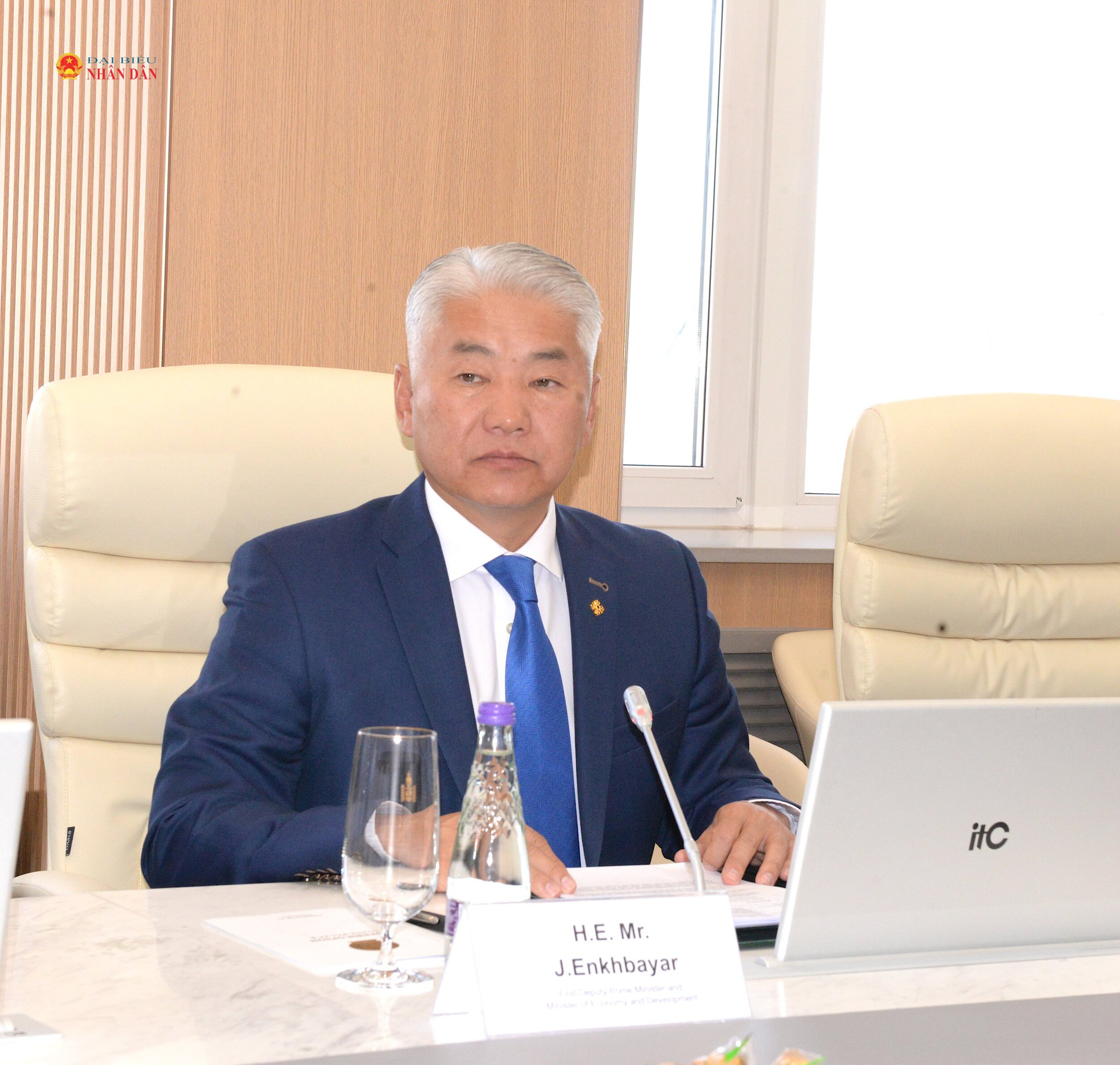 Phó Thủ tướng Thường trực, Bộ trưởng Kinh tế và Phát triển Mông Cổ Jadamba Enkhbayar phát biểu tại cuộc làm việc