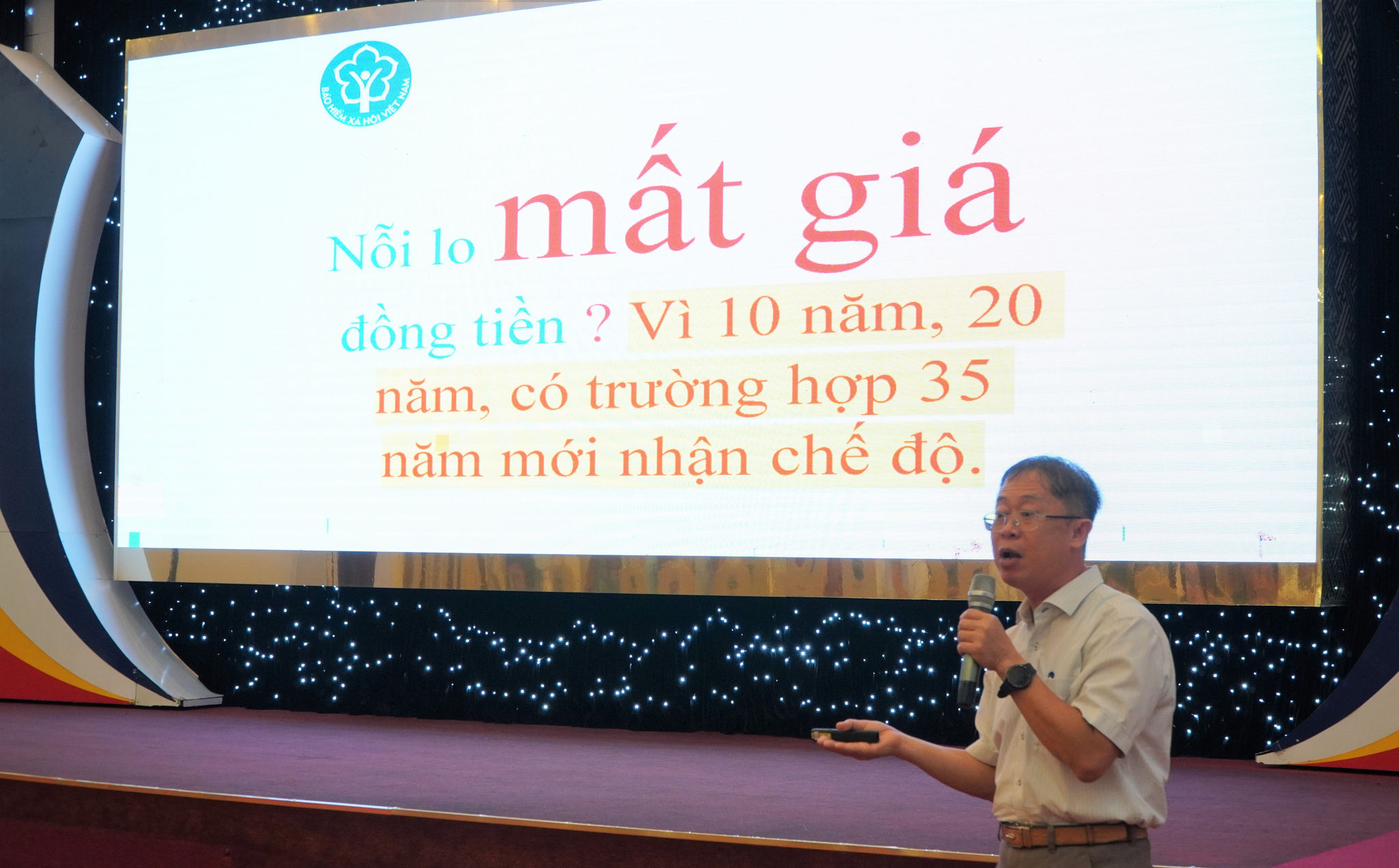 Ông Văn Phú Long, Trưởng phòng Tuyên truyền và Hỗ trợ người tham gia thuộc Bảo hiểm xã hội thành phố Đà Nẵng chia sẻ tại hội nghị