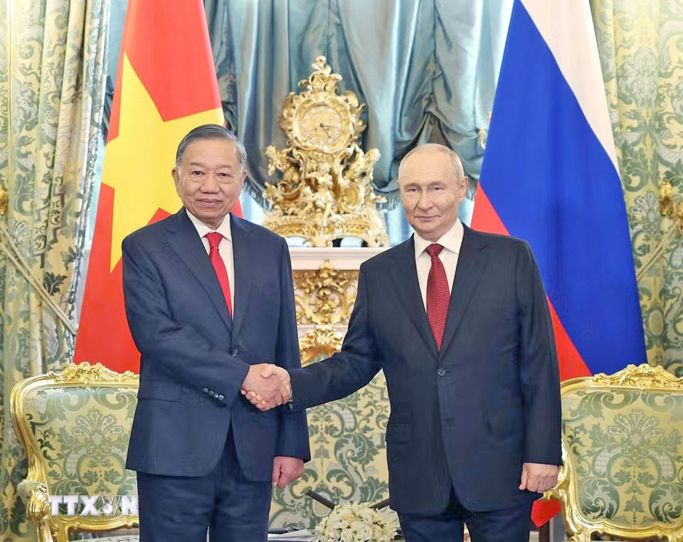 Tổng Bí thư, Chủ tịch nước Tô Lâm gặp hẹp Tổng thống Liên bang Nga Vladimir Putin. Ảnh: Thống Nhất/TTXVN