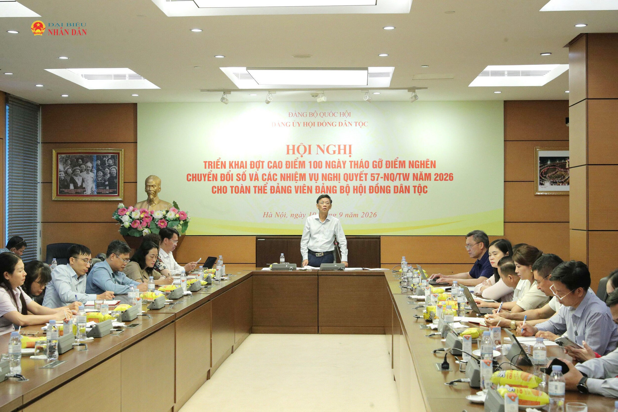 Bí thư Đảng ủy, Chủ tịch Hội đồng Dân tộc Lâm Văn Mẫn phát biểu tại hội nghị