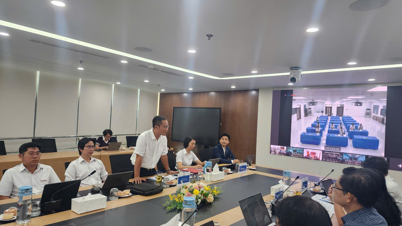 Phó Tổng Giám đốc Tổng Công ty Điện lực TP Hồ Chí Minh Bùi Trung Kiên phát biểu ý kiến tại hội nghị
