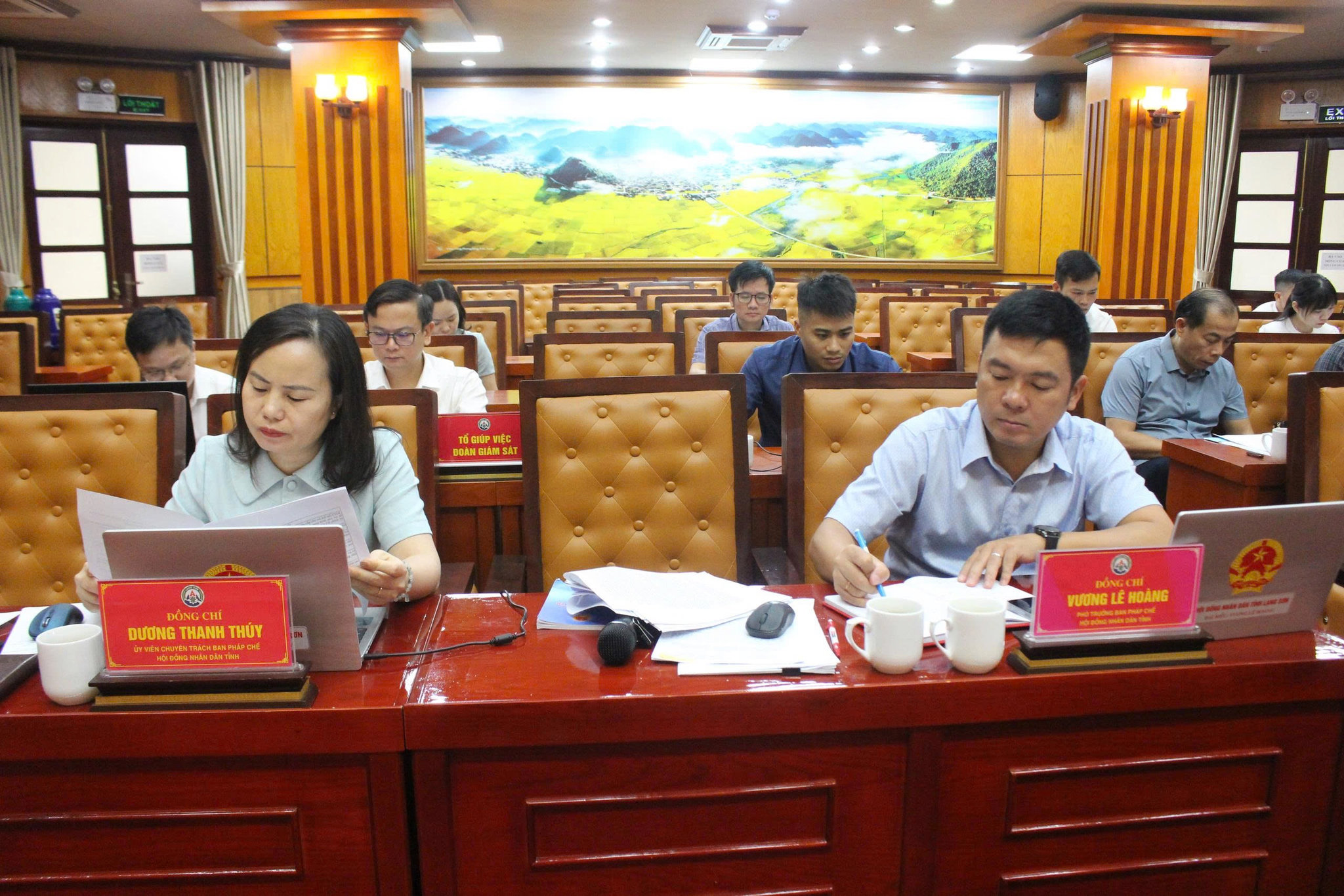 Các thành viên của Đoàn giám sát tại cuộc họp về công tác triển khai sắp xếp tinh gọn tổ chức bộ máy. Ảnh VH
