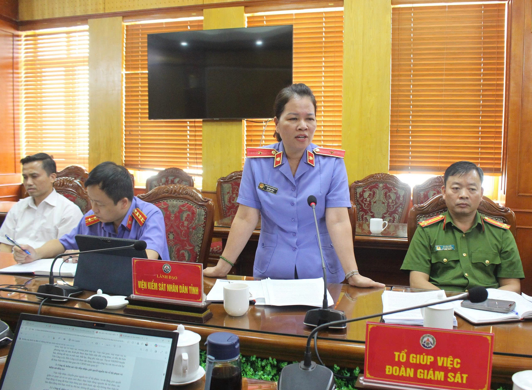 Đại diện Viện kiểm sát nhân dân tỉnh Lạng Sơn báo cáo Đoàn giám sát. Ảnh VH