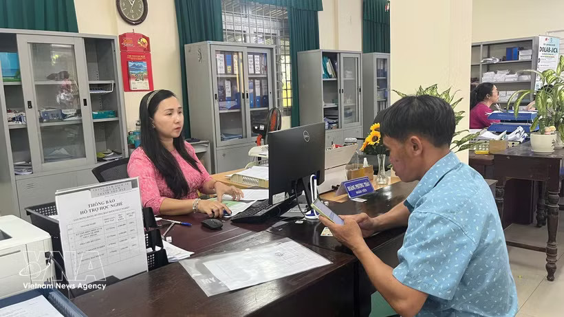 A jobseeker applies at Hue city's employment service centre. (Photo: VNA)