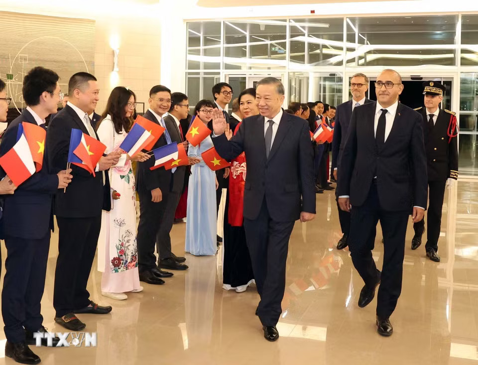 Cán bộ, nhân viên Đại sứ quán Việt Nam tại Pháp và cộng đồng người Việt Nam tại Pháp đón Tổng Bí thư, Chủ tịch nước Tô Lâm và Phu nhân
