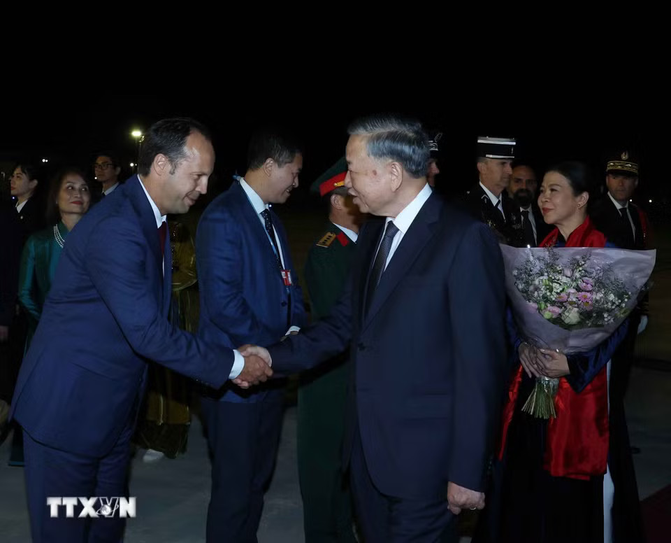 Đại biểu Pháp đón Tổng Bí thư, Chủ tịch nước Tô Lâm và Phu nhân tại sân bay Orly, Paris
