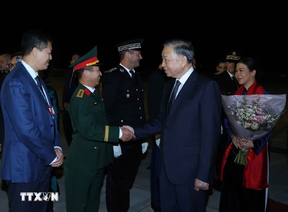 Cán bộ, nhân viên Đại sứ quán Việt Nam tại Pháp đón Tổng Bí thư, Chủ tịch nước Tô Lâm và Phu nhân tại sân bay Orly, Paris