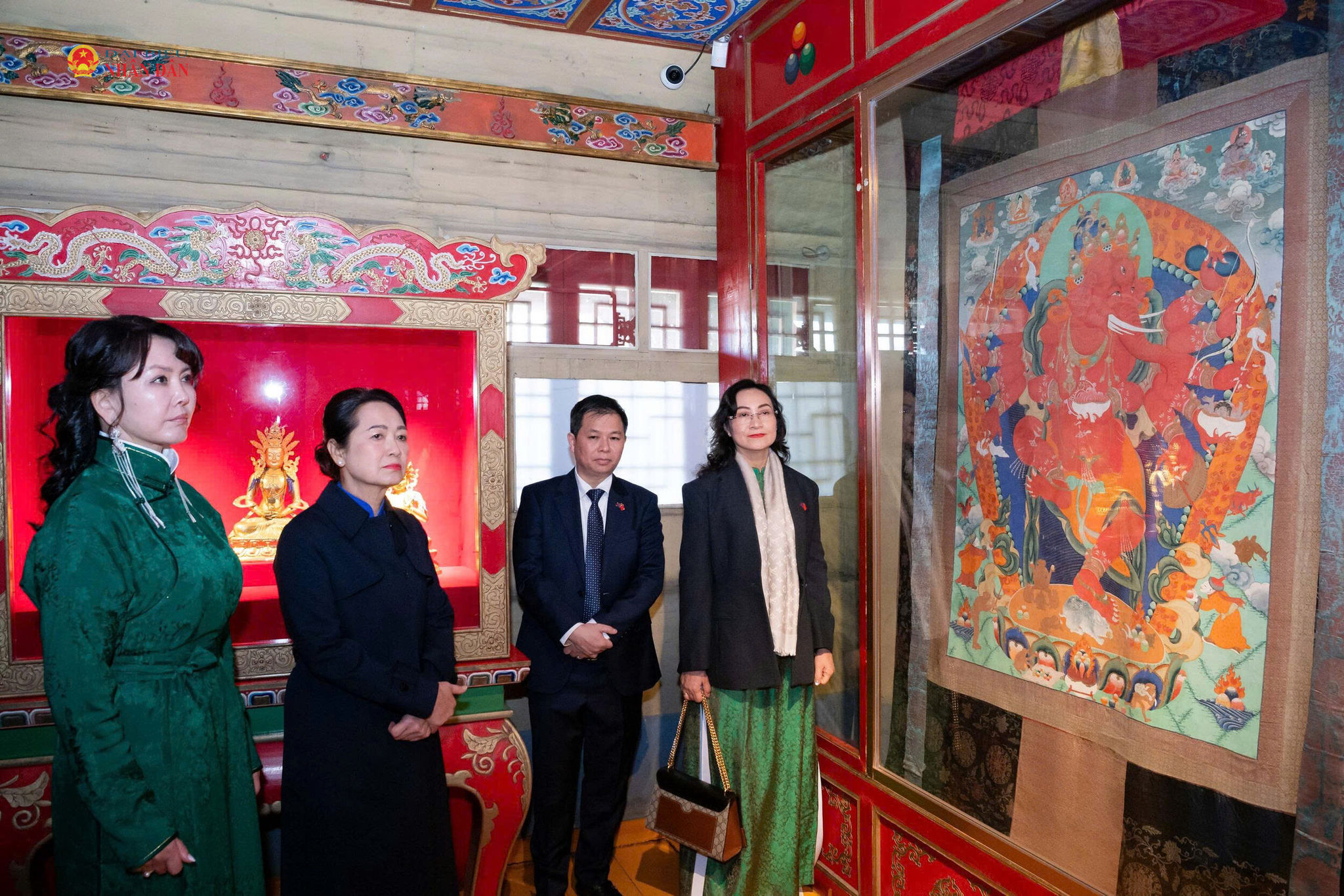 Phu nhân CTQH Mông Cổ và Phu Nhân CTQH Việt Nam Nguyễn Thị Thanh Nga cùng các đại biểu thăm Bảo tàng Cung điện mùa đông.jpg9