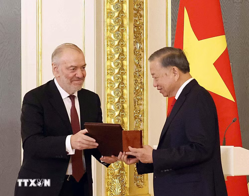 Nghệ sỹ Nhân dân Liên bang Nga Valery Gergiev, Chủ tịch Hội đồng Giám khảo Giải thưởng Hòa bình Lev Tolstoy trao Giải thưởng Hoà bình Lev Tolstoy năm 2026 cho Tổng Bí thư, Chủ tịch nước Tô Lâm