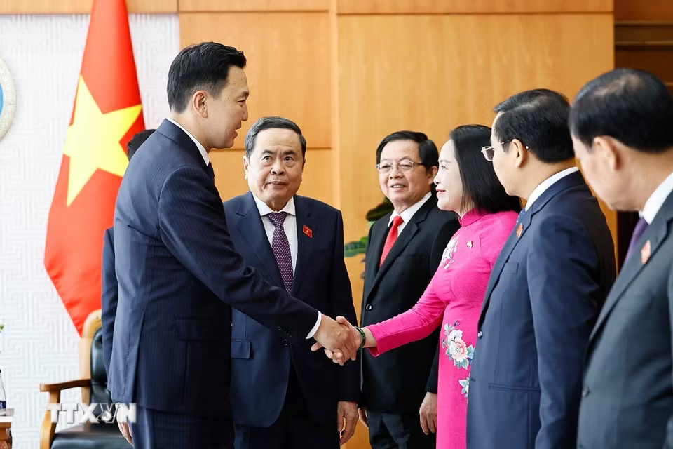 Chủ tịch Quốc hội Trần Thanh Mẫn giới thiệu với Thủ tướng Mông Cổ Nyam-Osor Uchral về thành viên đoàn đại biểu Việt Nam. (Ảnh: Doãn Tấn/TTXVN)