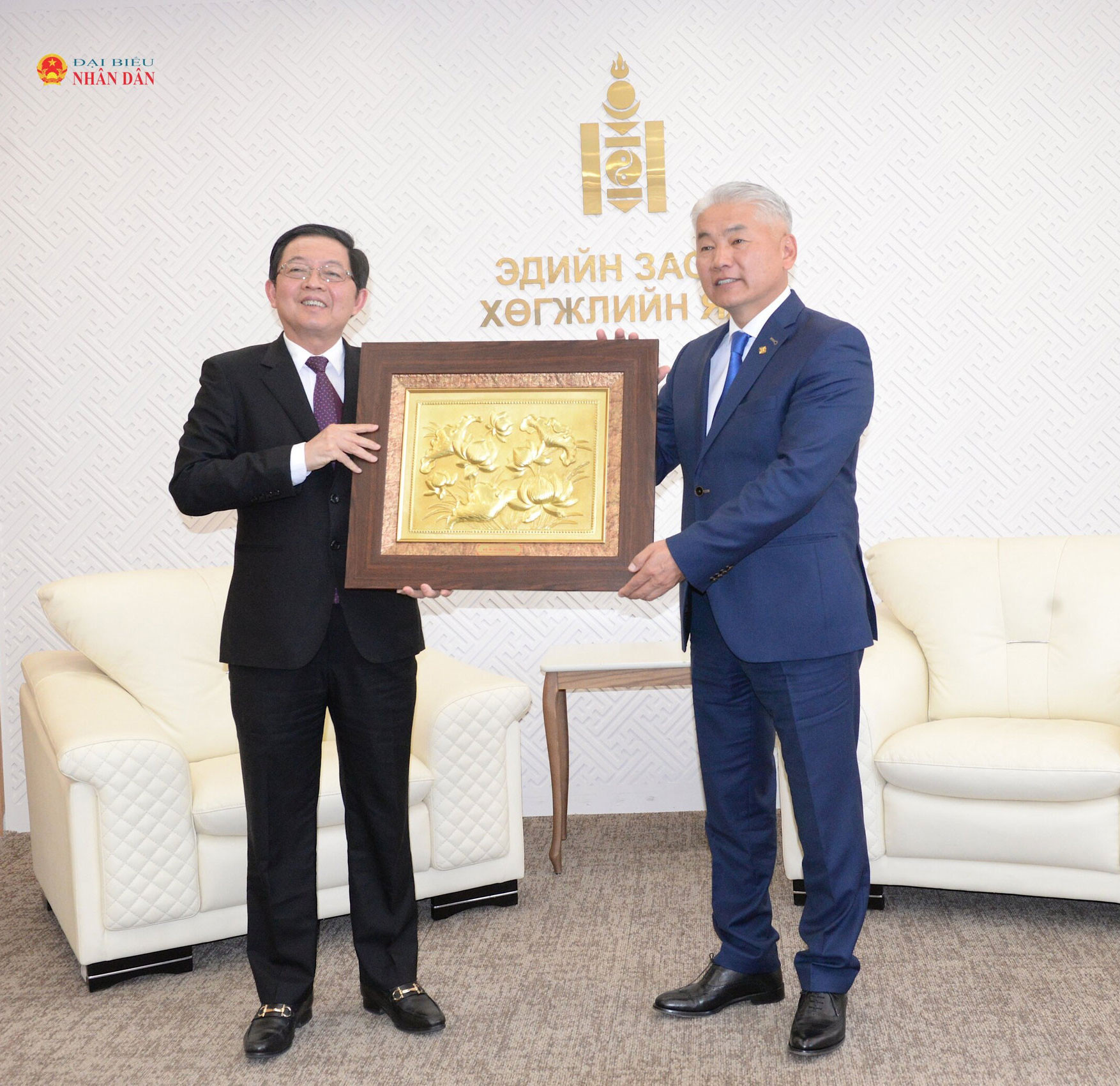 Phó Thủ tướng Chính phủ Hồ Quốc Dũng trao quà lưu niệm tặng Phó Thủ tướng Thường trực, Bộ trưởng Kinh tế và Phát triển Mông Cổ Jadamba Enkhbayar