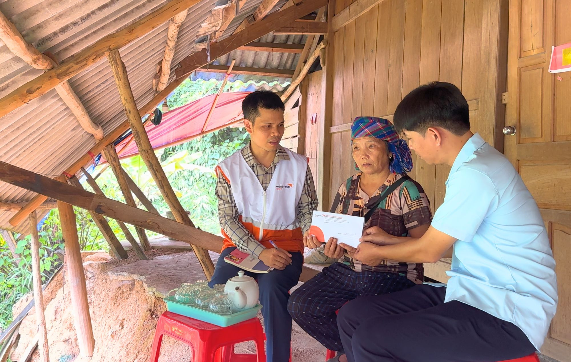 WV tham ho gia dinh tai Na Sang
