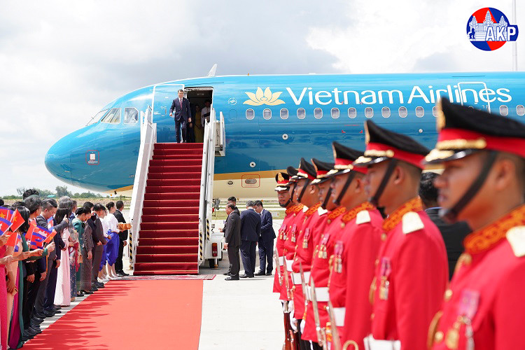 Hãng thông tấn AKP đưa chùm ảnh nghi lễ đón Thủ tướng Lê Minh Hưng tại Sân bay Quốc tế Techo, Phnom Penh ngày 9/10/2026