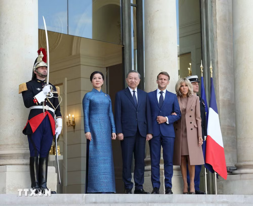 Tổng thống Pháp Emmanuel Macron và Phu nhân đón Tổng Bí thư, Chủ tịch nước Tô Lâm và Phu nhân. Ảnh: Thống Nhất/TTXVN