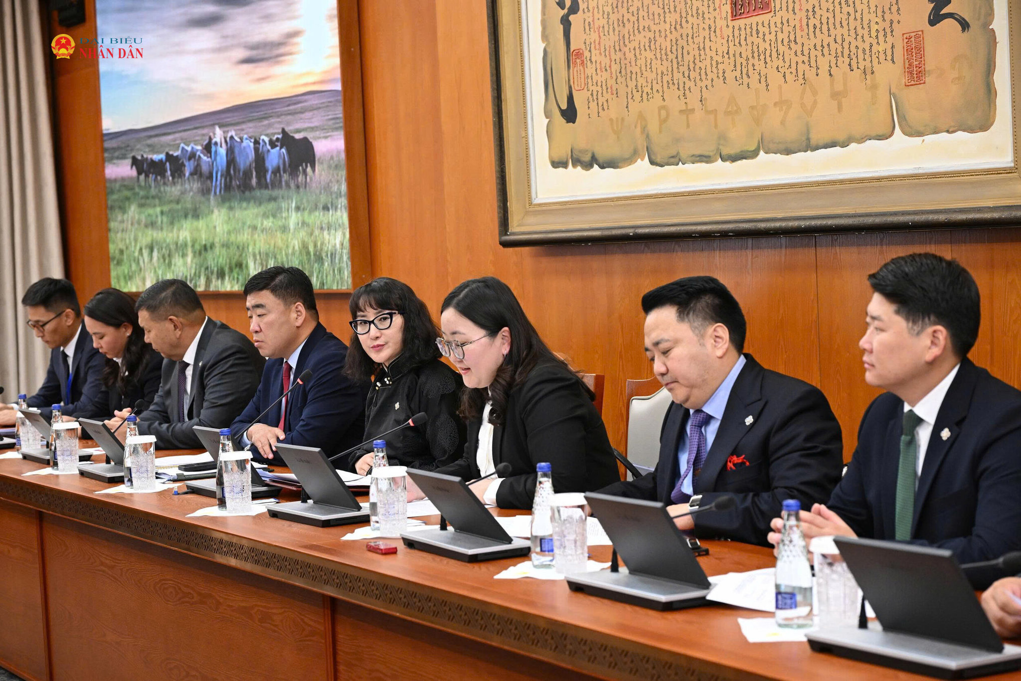 Chủ tịch Nhóm Nghị sĩ hữu nghị Mông Cổ - Việt Nam J. Bayarmaa và các thành viên Nhóm NSHN Mông Cổ - Việt Nam tại cuộc tiếp