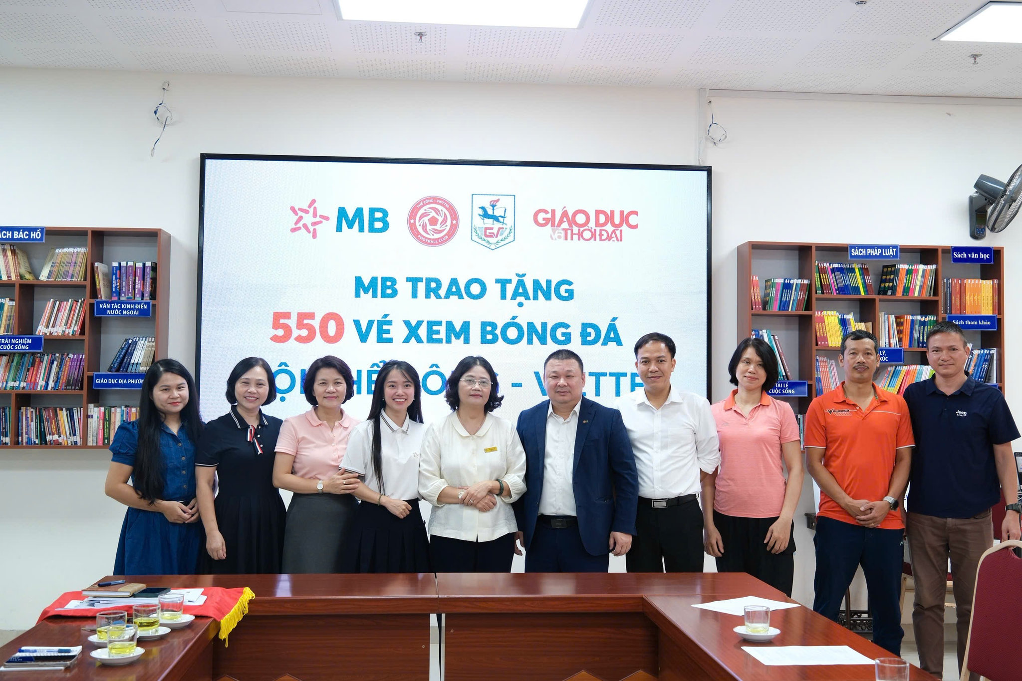 Đại diện MB cùng thầy cô giáo Trường THCS Giảng Võ chụp ảnh lưu niệm tại chương trình