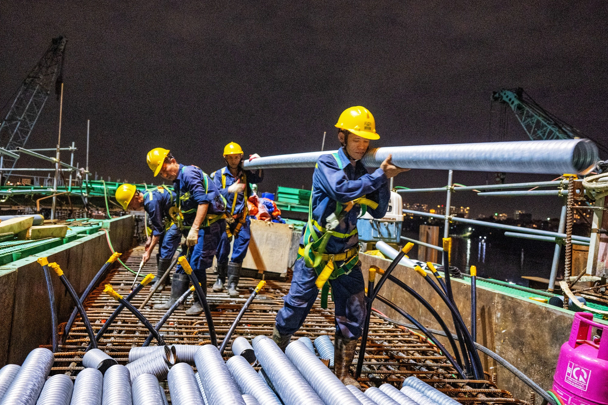 Công trường cầu Trần Hưng Đạo luôn sáng đèn bất kể ngày, đêm