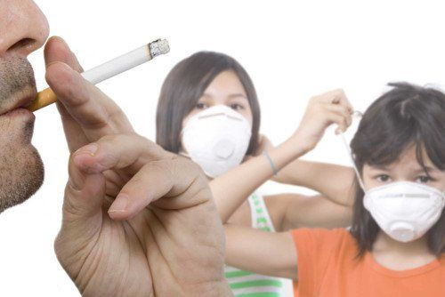 Theo Cơ quan Nghiên cứu Ung thư Quốc tế (IARC), hút thuốc vẫn là nguyên nhân chủ yếu, liên quan khoảng 85% trường hợp; tuy nhiên 5-20% ca ung thư phổi có thể xảy ra ở người chưa từng hút thuốc. Ảnh minh họa