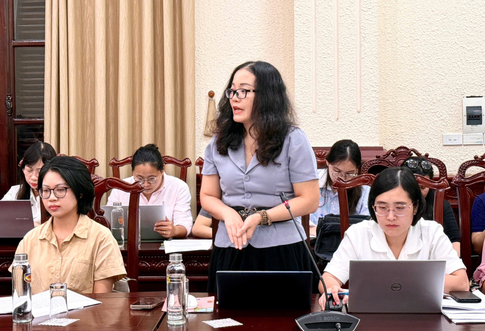 Các thành viên Tổ soạn thảo nêu ý kiến tại cuộc họp