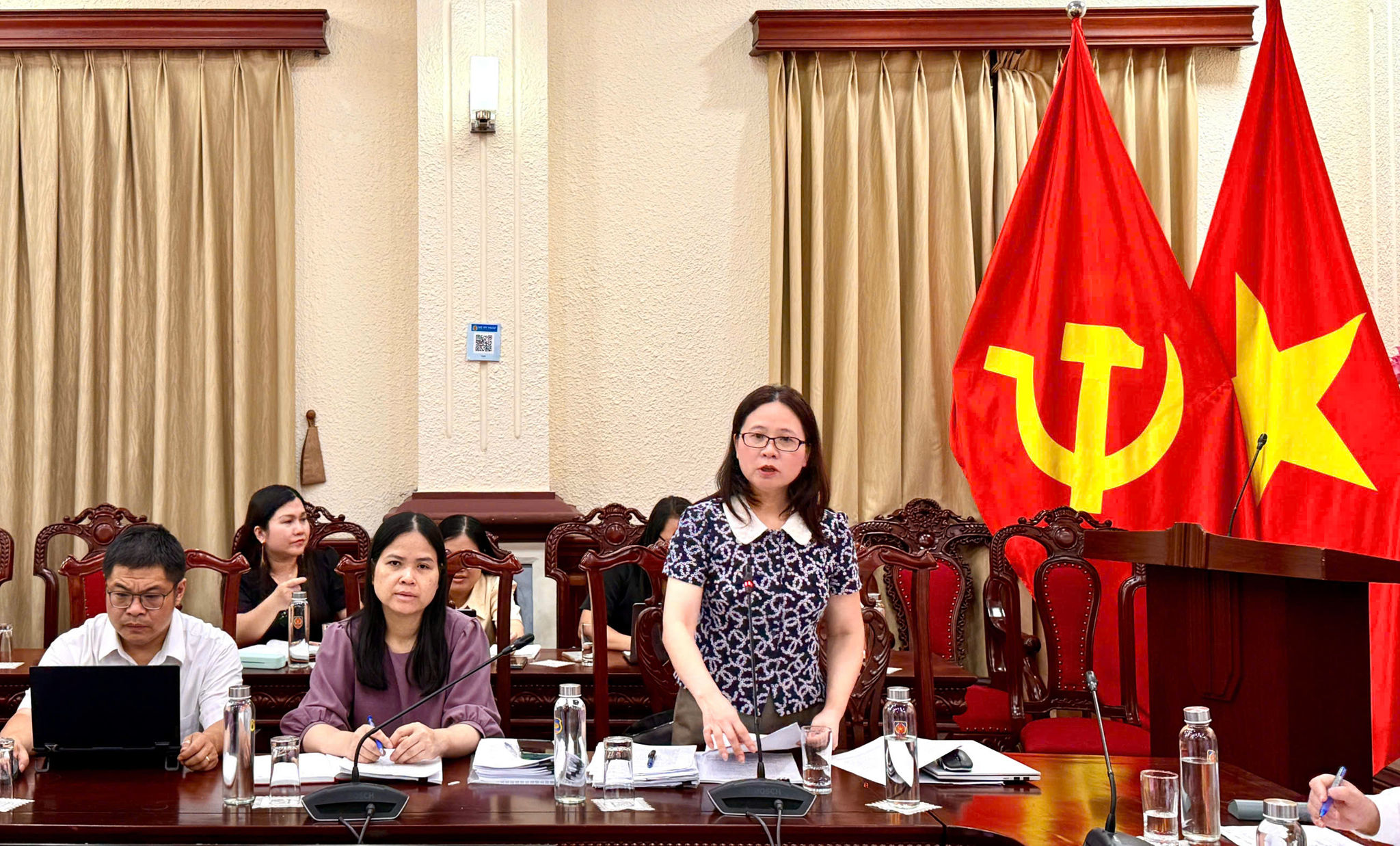Phó Cục trưởng Cục Đăng ký giao dịch bảo đảm và Bồi thường nhà nước Nguyễn Thị Thu Hằng trình bày báo cáo tại cuộc họp. Hoàng Yến