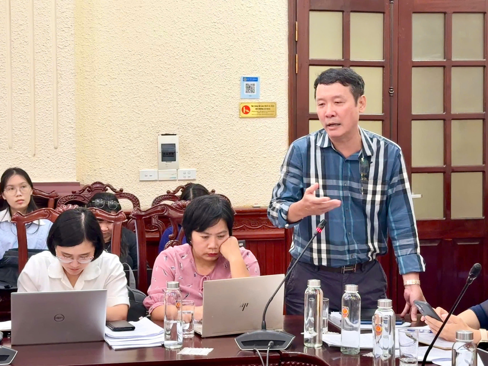 Các thành viên Tổ soạn thảo nêu ý kiến tại cuộc họp