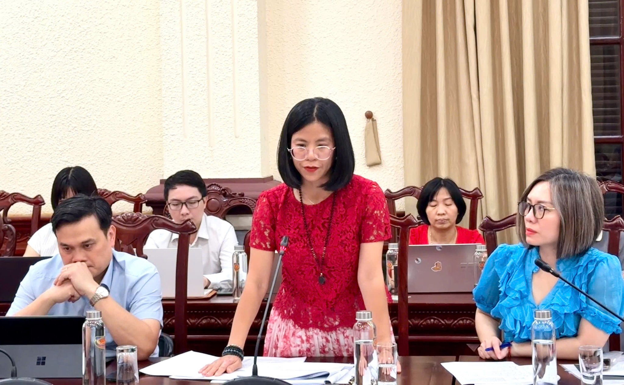 Các thành viên Tổ soạn thảo nêu ý kiến tại cuộc họp